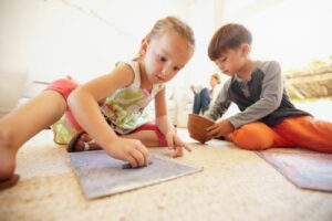 Différences entre périscolaire et extrascolaire